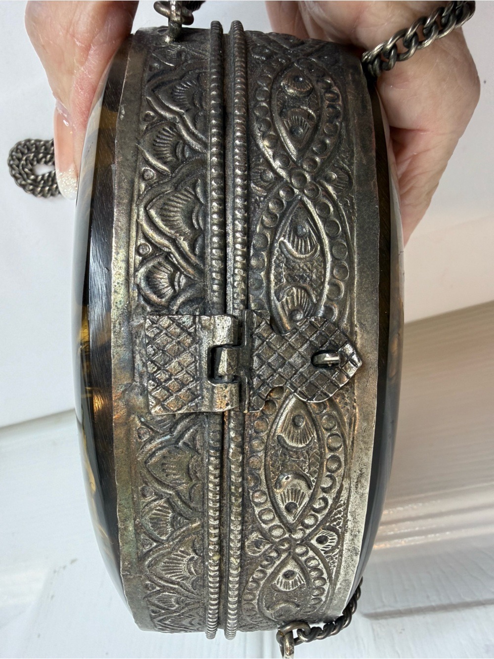 ASOS OVAL SHAPED METAL CROSSBODY PURSE - Picture 6 of 15
